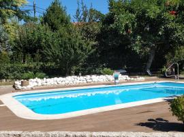 Piso completo en casa con jardín, piscina y barbacoa., hotel barato en Vilaboa