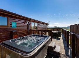 Woodpecker Lodge with Hot Tub, cottage in Cupar