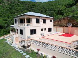 The Pearl - Spacious Air Conditioned 3BD, 2BTH Villa with Gorgeous Views, hytte i Old Road