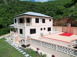 The Pearl - Spacious Air Conditioned 3BD, 2BTH Villa with Gorgeous Views