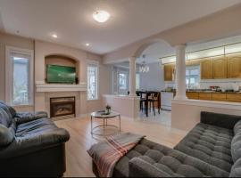 Big family home w/ Deck, Ping Pong, BBQ & Garage, hotel in Edmonton