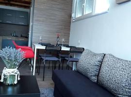 KaLo, novouređen stan + besplatan parking, căn hộ ở Murvica