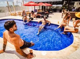 Nomads Party Hotel