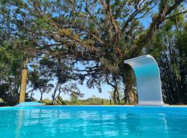 Sítio com piscina Hidromassagem com acesso ao Rio Mampituba, feriehus i Passo de Torres