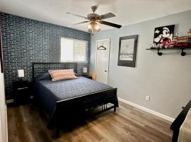 CASA ATX- Private room and Bathroom in Quiet Neighborhood, hotel cerca de McNeil Crossing Shopping Center, Austin