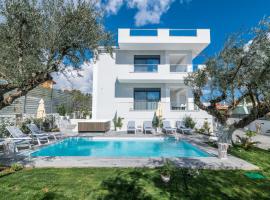 Royal View Villa - Private Pool & Hot Tub, hotel na may jacuzzi sa Zakynthos Town