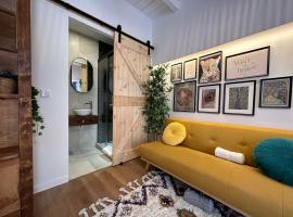 Estoril Tiny Home 5 Minutes From the Beach, hotel in Estoril
