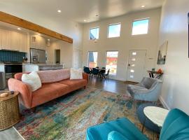 Timber & Tin D 2Bed 2Bath w Pool & Rooftop Deck, hotel in Kanab