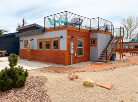 Timber & Tin F 2Bed 2Bath w Pool & Rooftop Deck, hotel in Kanab