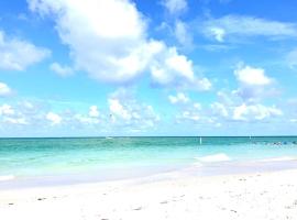 Beautiful Waterfront Home Less Than 7 mins to Beaches, hotel di Englewood