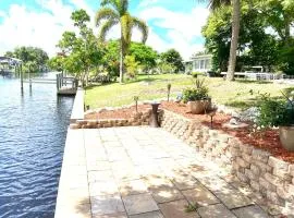 Beautiful Waterfront Home Less Than 7 mins to Beaches