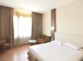 Grand Cikarang Hotel、Tegalgedeのプール付きホテル