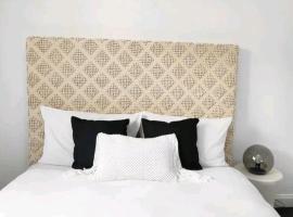 Stylish Spacious Auburn Bedroom Near ANZ Stadium Olympic Park DFO, מלון עם חניה בAuburn