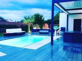 Maison de vacances contemporaine avec piscine, cheap hotel in Vedène