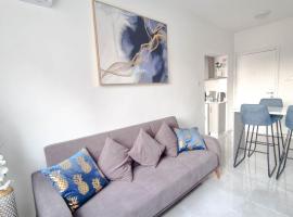 Coastal Chic: Luxury Apt in the Heart of the City! with Smart TV!, hotel in Larnaka