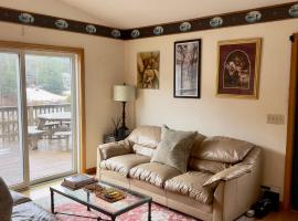 Beautiful Lakehouse with POOL TABLE by CozySuites, Hotel in Copake