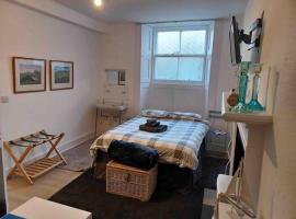 The Wee Room -Stay Where All St Andrews is on the Doorstep! – hotel w mieście Fife