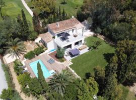 Villa de standing dans le Golfe de Saint-Tropez, khách sạn ở Grimaud