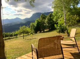 Gîtes du Puyjovent - Côté Vallée - à 15 minutes de Crest, vue panoramique, calme, cottage in Piégros-la-Clastre