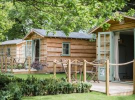 Toad Hall Lodges - Luxury Eco Lodges Near Southwold!, hotel with parking in Wangford