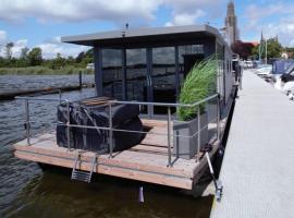 Hausboot Fjord Dory mit Biosauna in Schleswig, hotel en Schleswig