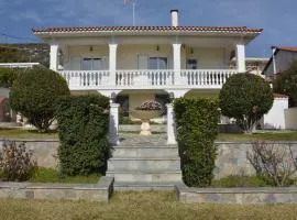 VillaVita Modern 3BR,Garden & BBQ, Walk to Beach