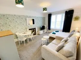 April Lodge The Chine- A Spacious Studio-Beach-Parking-Couples-Friends-Families