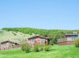 Kingfisher Lodge with Hot Tub, hotel in Cupar