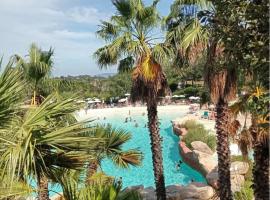 Charmant appartement Village Restanques de Saint Tropez, golf hotel in Grimaud