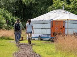 Gilfach Gower Farm Luxury Yurt with Hot Tub, palapinė su patogumais mieste Amanfordas