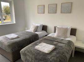 Spacious Apartment - Contractors and Family - LGW, Ferienwohnung in Horley