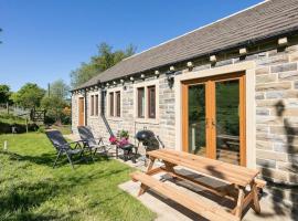 NEW BARN CONVERSION WITH PRIVATE HOT TUB, hotel cu parcare din Halifax