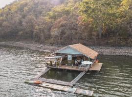 Hometown Riverview - โฮมทาวน์ ริเวอร์วิว, cottage in Si Sawat