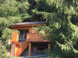 Chalet dans les Arbres, B&B in Saint-Jean-d'Aulps