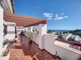 2253-Amazing penthouse, huge terrace, golf view: Alcaidesa'da bir otel