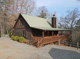 Bucking Bison - Pet friendly, mountain view, hot tub, game room, fire pit and more!, sumarhús í Mineral Bluff