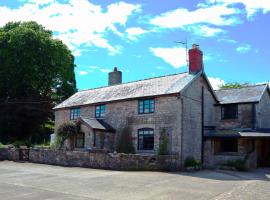 Cynynion Uchaf - Countryside Farmhouse with Views, pet-friendly hotel in Oswestry