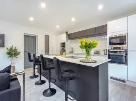 LANGLEY LODGE 7 Double Bedrooms with SMART TVs, 6 Bathrooms, Fully Equipped Kitchen, Ample PARKING, Wifi, dishwasher, Garden, GREAT CENTRAL LOCATION Ideal for BUSINESS and TRADES TEAMS For Long Stays contact Langley Cottages & Serviced Apartments VAT reg