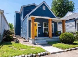 Newly Renovated 3 Bedroom Shelby Park Home **FREE PARKING**, αγροικία σε Louisville
