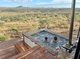 LEOPARD'S VIEW MOUNTAIN VILLA @ Steinheim Game Farm & Camping, casa de temporada em Prospect