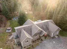 Waterfront Muskoka Cottage with Hot Tub & Game Room