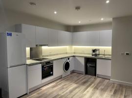 Beautiful one-bed in White City!, hotel near Loftus Road, London