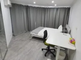 Dana-Spacious Private Room in Shared 2-Bedroom Apartment-2