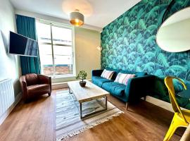 Amazing Modern Apartment - Free Secure Parking! - 1 Minute walk to Poole Quay - Great Location - Free Parking - Fast WiFi - Smart TV - Newly decorated - sleeps up to 2! Close to Poole & Bournemouth & Sandbanks, huoneisto kohteessa Poole