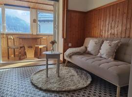 1 Bedroom Apartment in Capolago, hotel dengan parking di Maloja