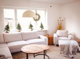 Gemütliches Haus mit Holzofen & Garten、ランツフートのホテル