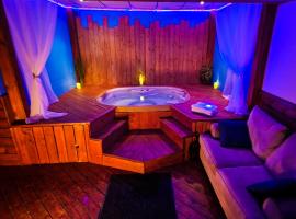 Petit studio très intime, avec spa intérieur au coeur de Shawinigan, hotel in Shawinigan