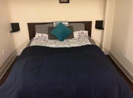 Cozy & Spacious Suite with Private Bathroom near Toronto Airport !, хотел в Мисисага