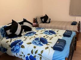 004- Brand new 1 bedroom apartment F1, hotel en Ealing