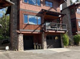 SHUSWAP LAKE CARMEL BEACH RESORT, готель з парковкою у місті Blind Bay